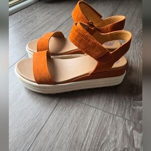 Sorel Canyon Gold Suede Cameron Sandal – Women’s 8, Velcro Platform